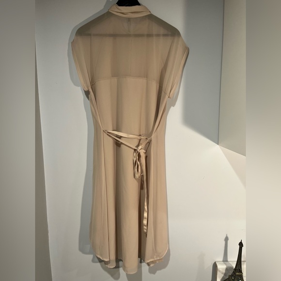 This Jeanne Beker size 14P, 100% polyester with buttons going down the front - Picture 7 of 10